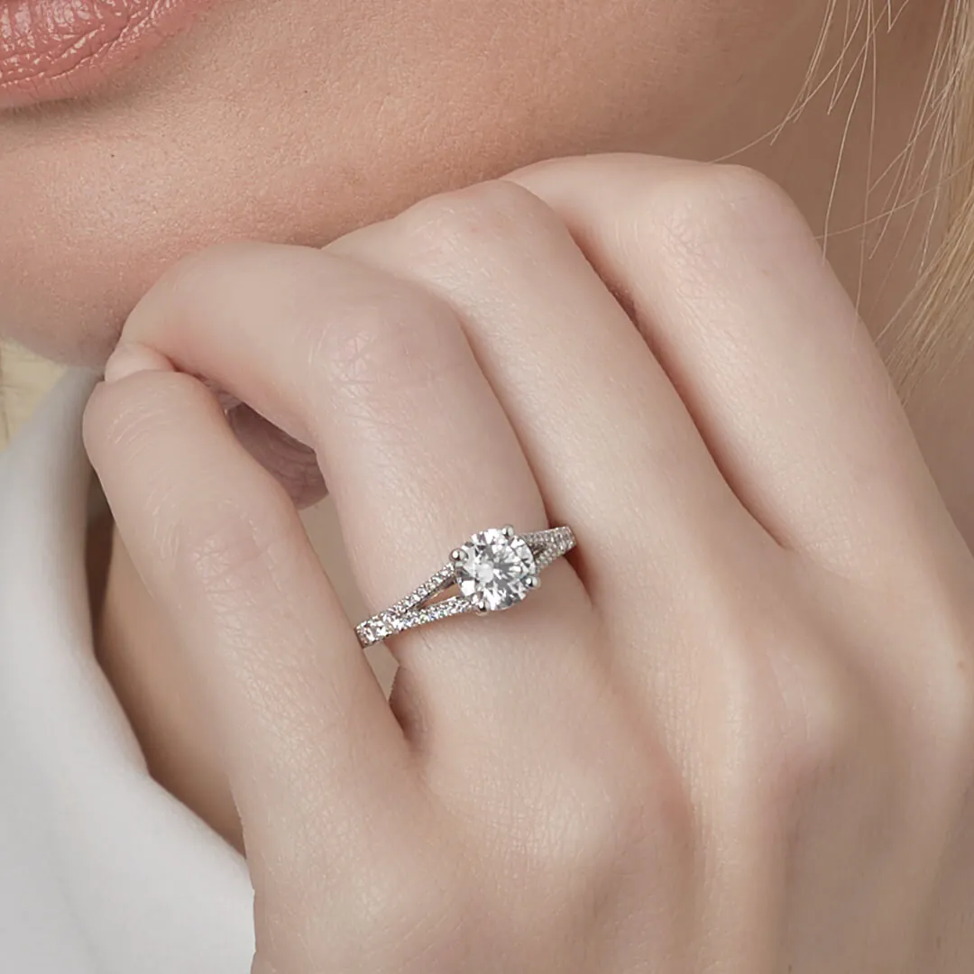anillo compromiso oxford oro blanco 18k en mano 01