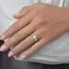 anillo compromiso oxford oro blanco 18k en mano 02