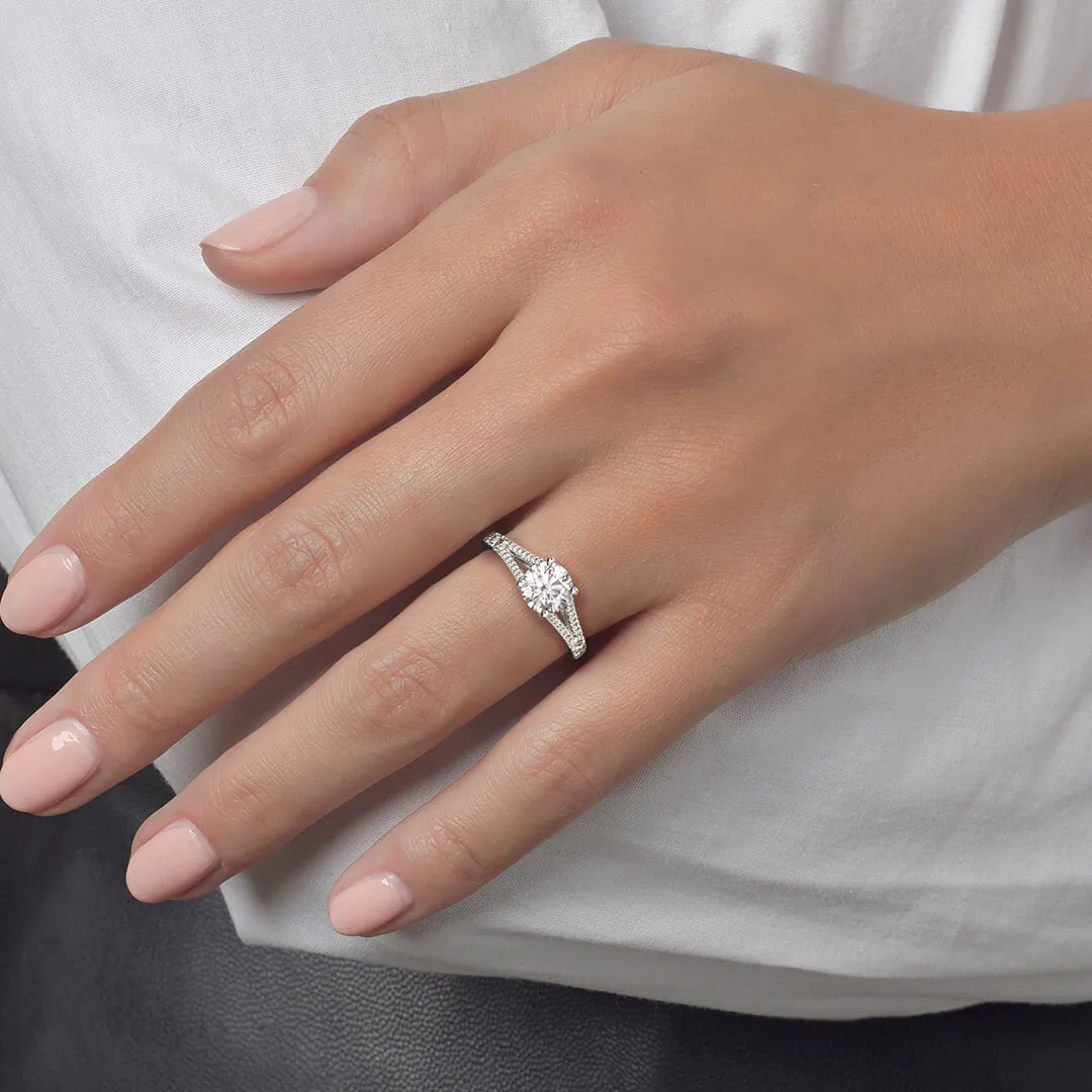 anillo compromiso oxford oro blanco 18k en mano 02
