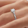 anillo compromiso pirouette oro blanco 18k en mano 02
