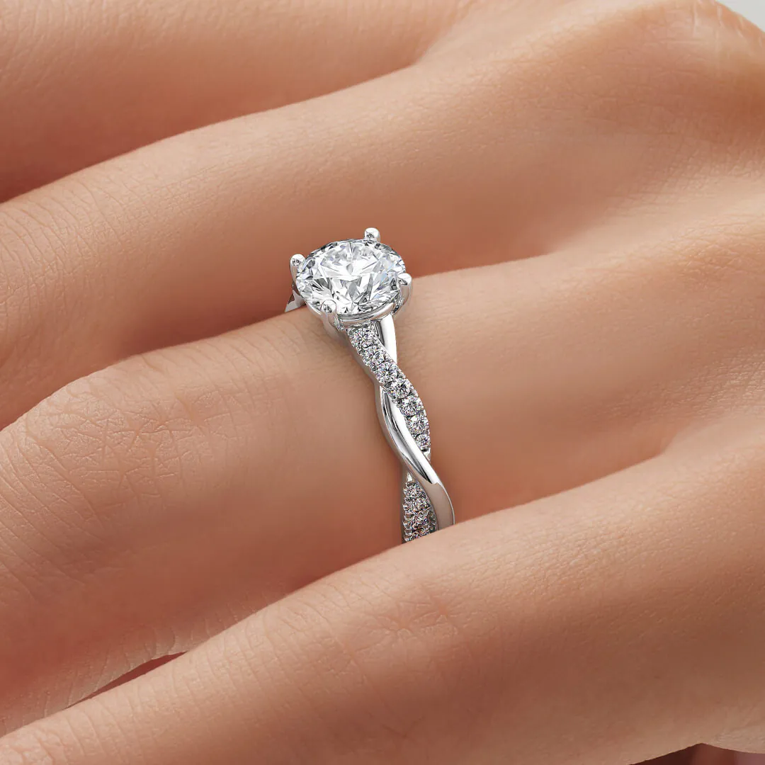 anillo compromiso pirouette oro blanco 18k en mano 02