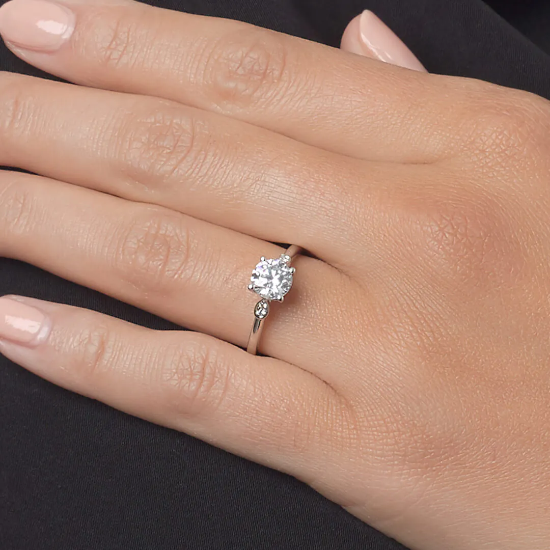 anillo compromiso primavera oro blanco 18k en mano 01