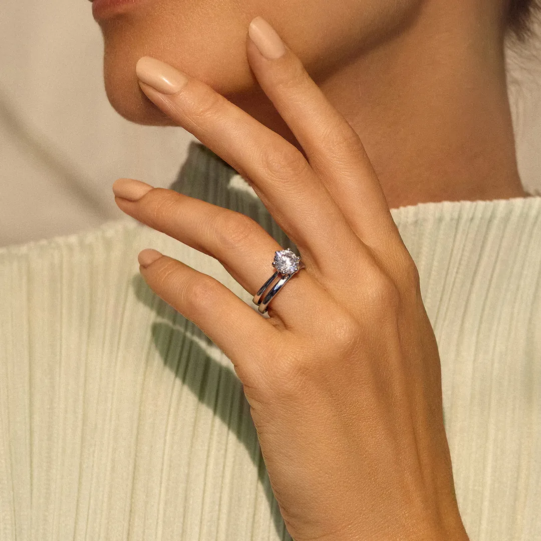 anillo compromiso principe oro blanco 18k en mano 01