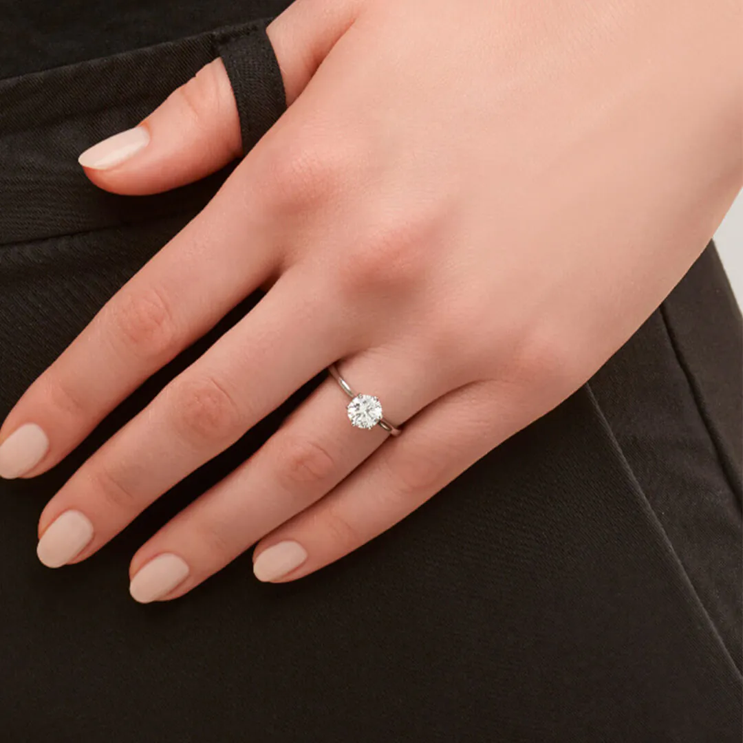 anillo compromiso principe oro blanco 18k en mano 02