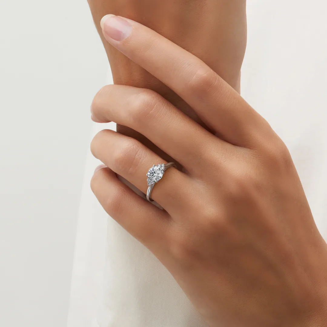 anillo compromiso rosa oro blanco 18k en mano 02