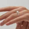 anillo compromiso rosa oro blanco 18k en mano 03