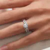 anillo compromiso valentine oro blanco 18k en mano 01
