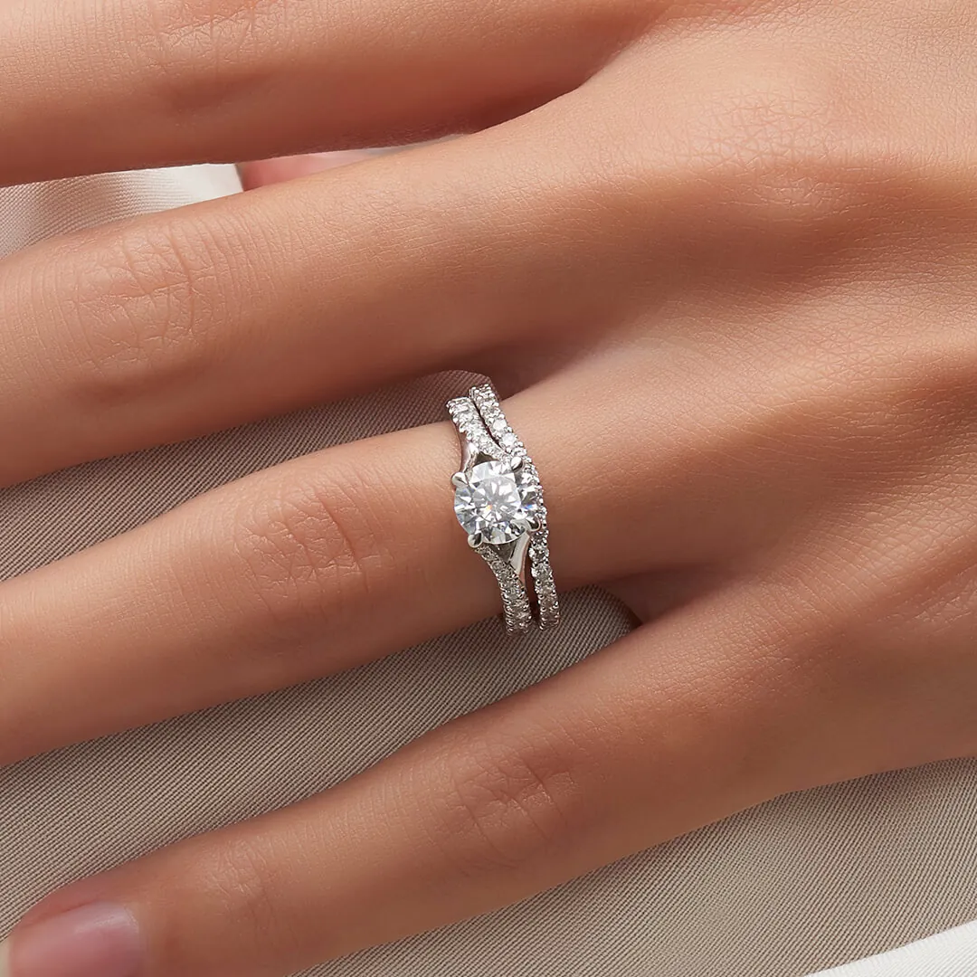 anillo compromiso valentine oro blanco 18k en mano 01