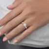 anillo compromiso valentine oro blanco 18k en mano 02