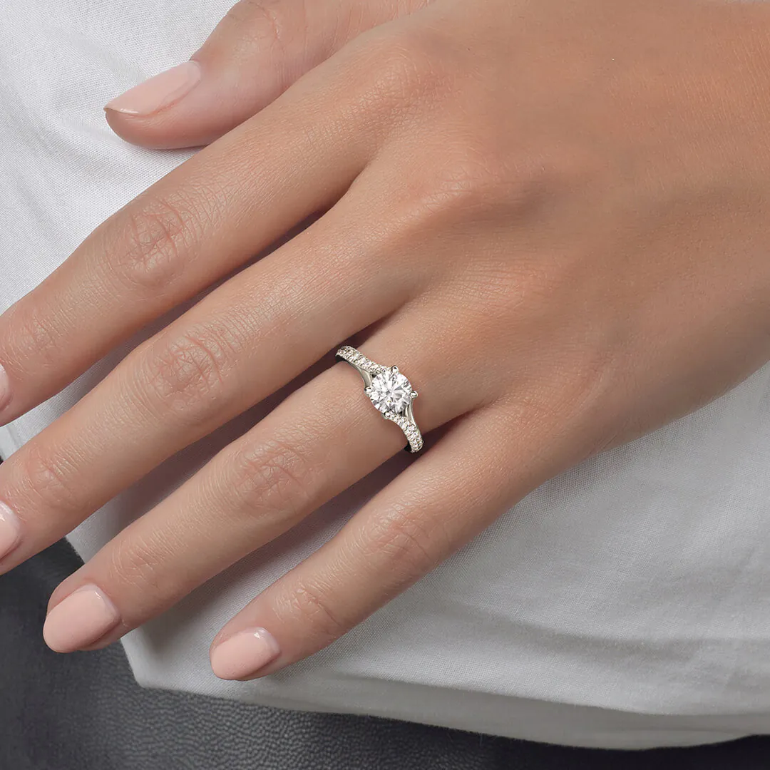 anillo compromiso valentine oro blanco 18k en mano 02
