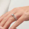 anillo compromiso valentine oro blanco 18k en mano 03