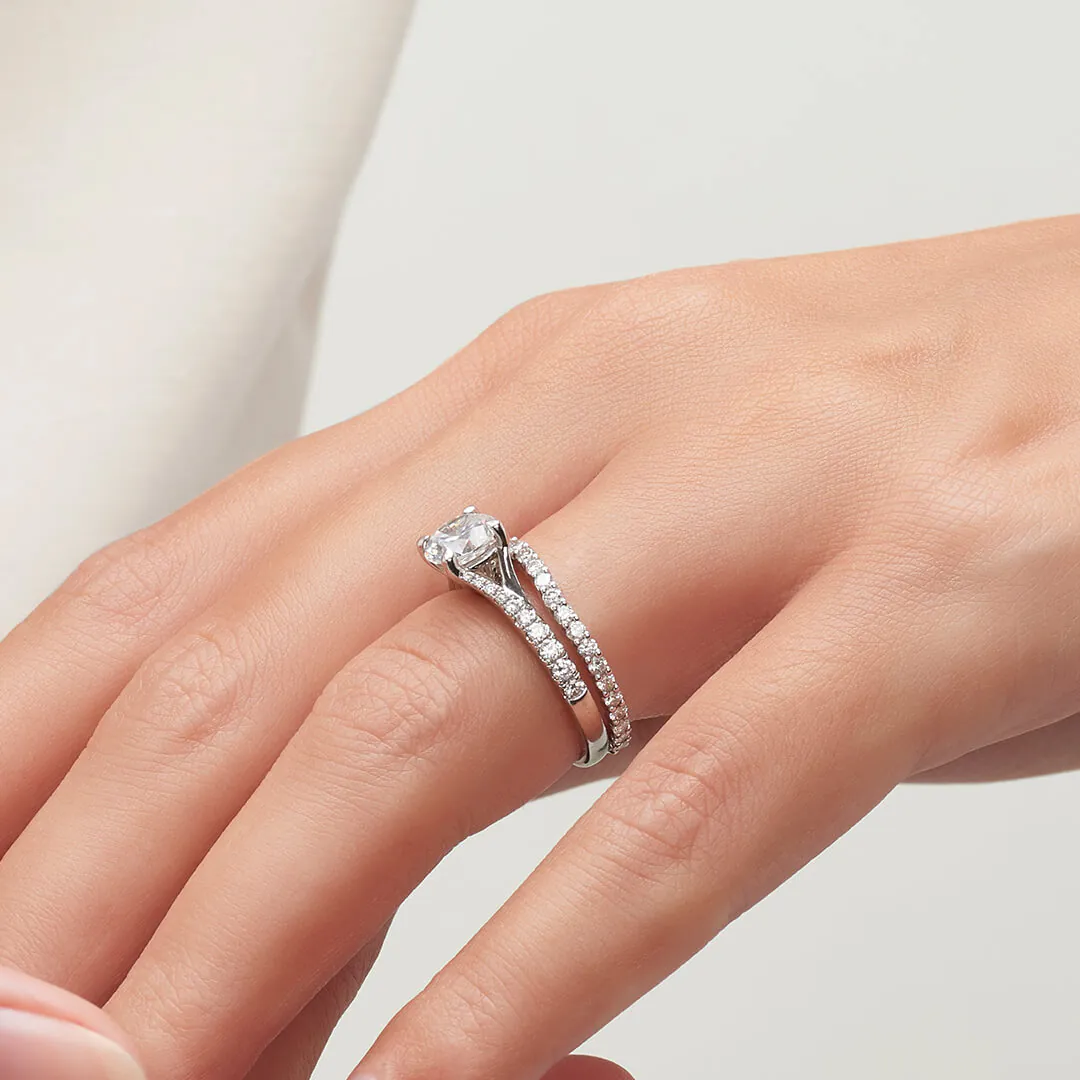 anillo compromiso valentine oro blanco 18k en mano 03