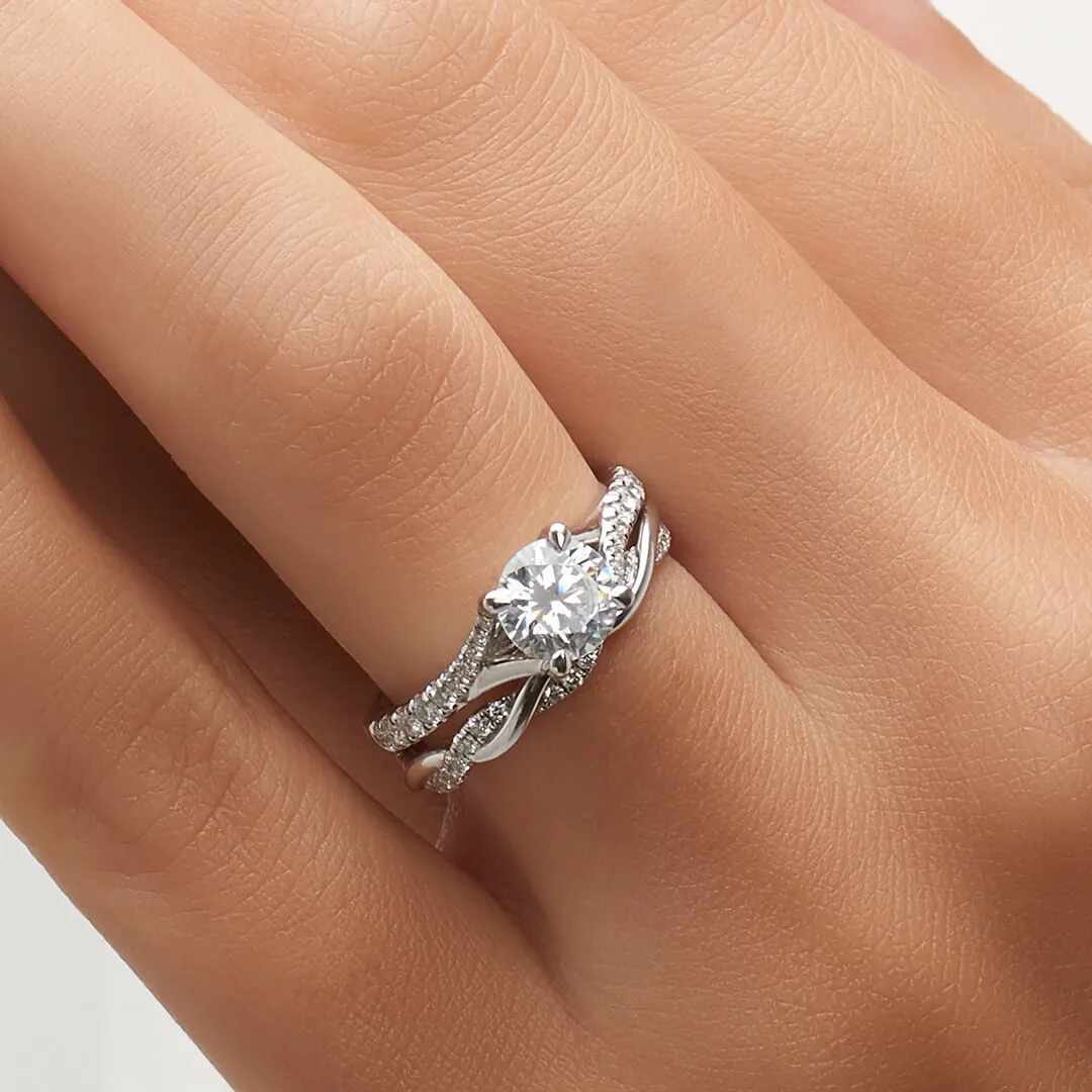 anillo compromiso valentine oro blanco 18k en mano 04