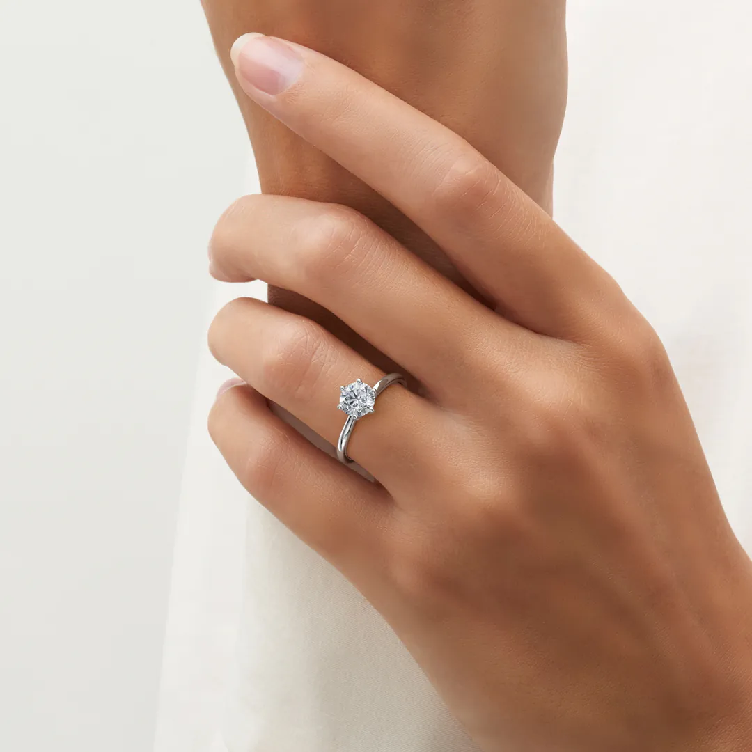 anillo compromiso zeta oro blanco 18k en mano 01