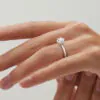 anillo compromiso zeta oro blanco 18k en mano 02