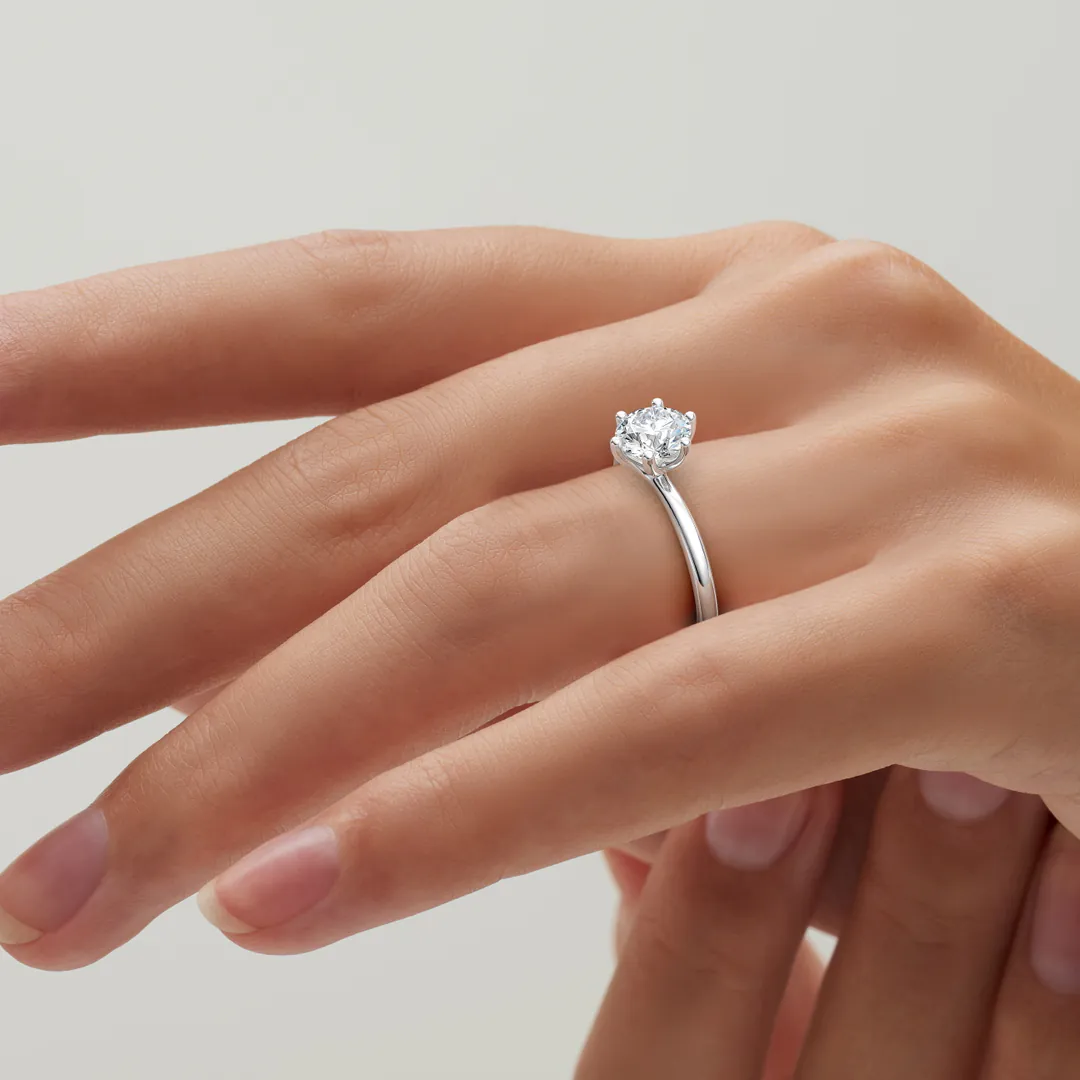 anillo compromiso zeta oro blanco 18k en mano 02