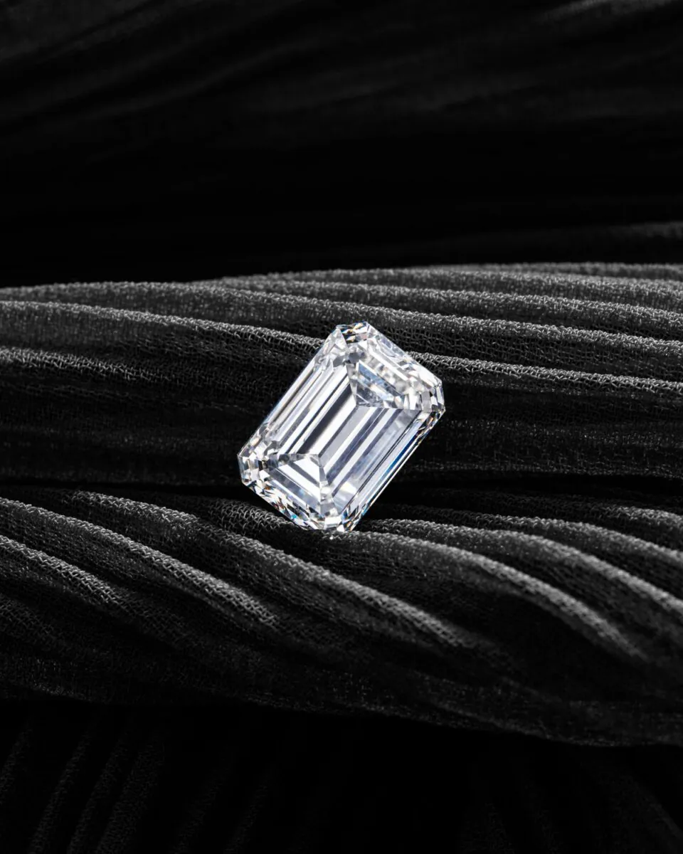 Diamante corte esmeralda sobre terciopelo negro — tamaño en milímetros